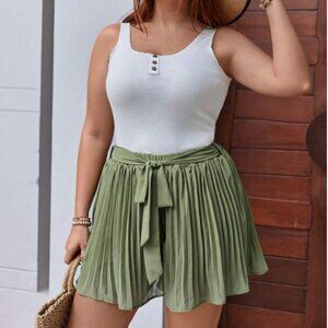 Emery Rose Plus Pleated Shorts